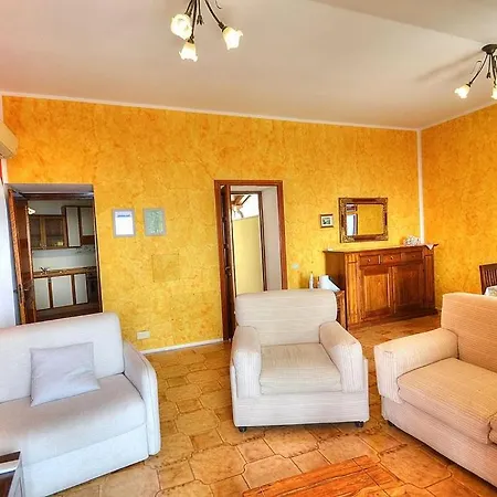 Sleeps 6 Pool Air Con Wifi Apartment